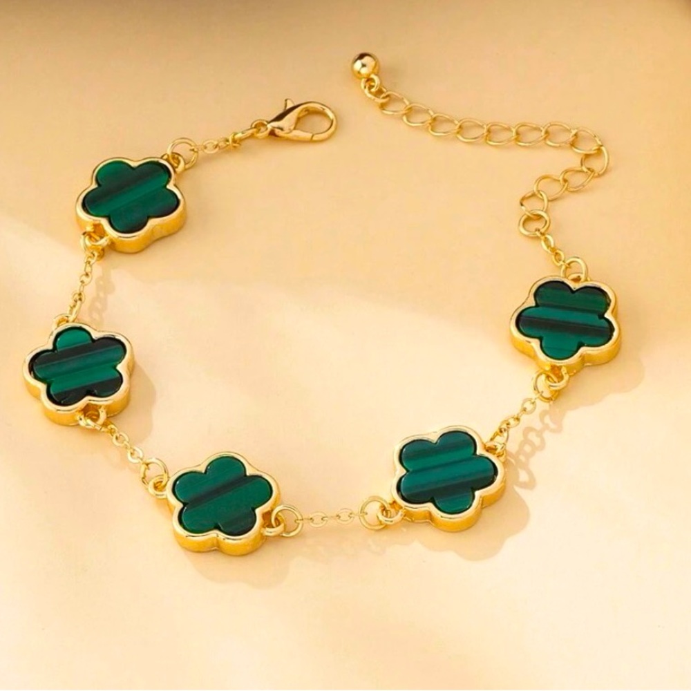 NWOT Dainty Gold Chain Link Flower Bracelet With Green Clovers Quiet Luxury
